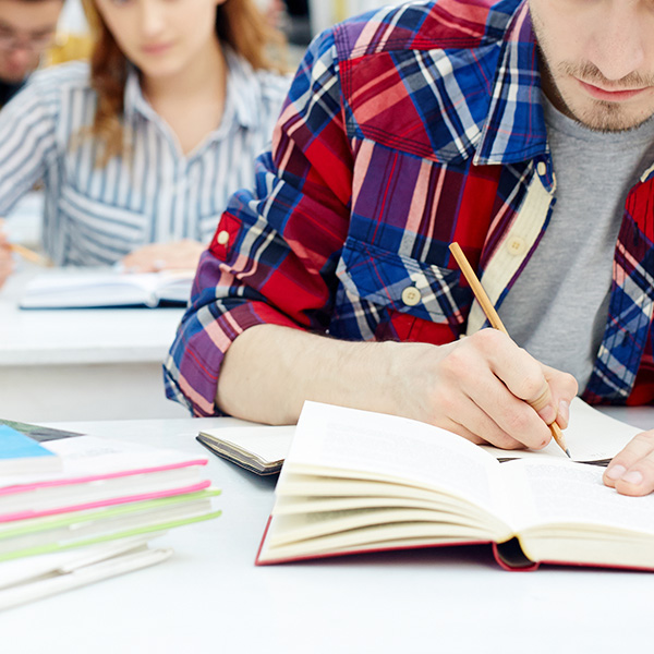 اعلام الى الطلبة